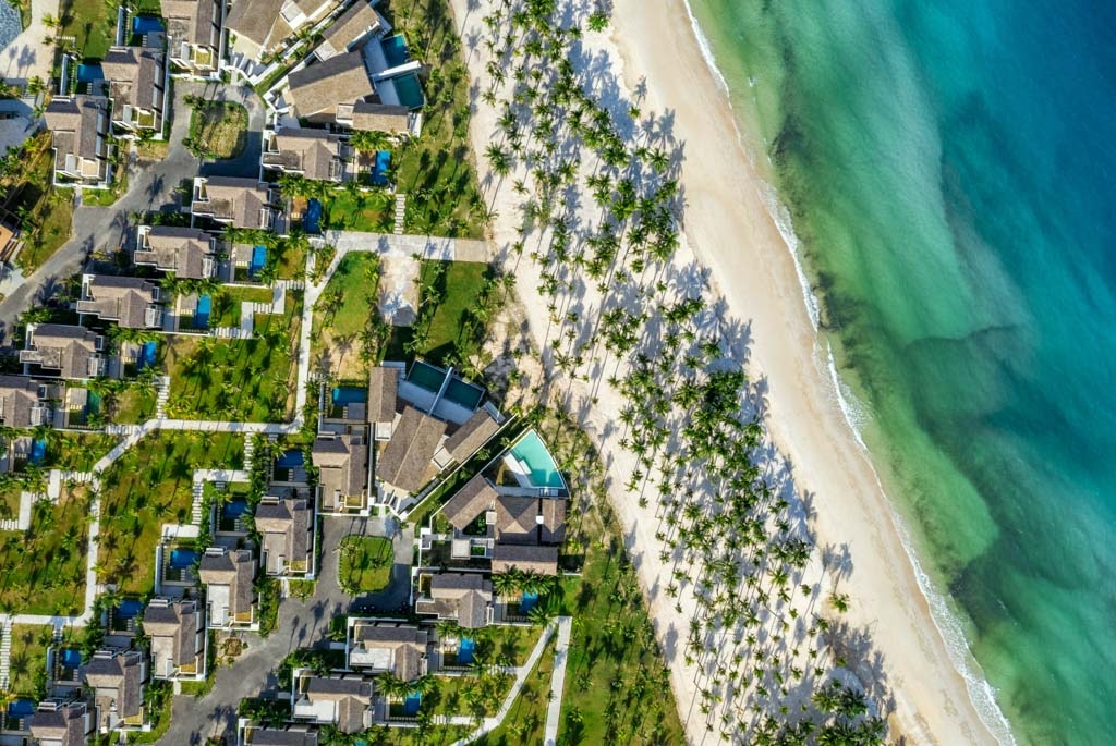 Đây là khu nghỉ dưỡng toàn villa sang trọng bên bờ biển với thiết kế ấn tượng.