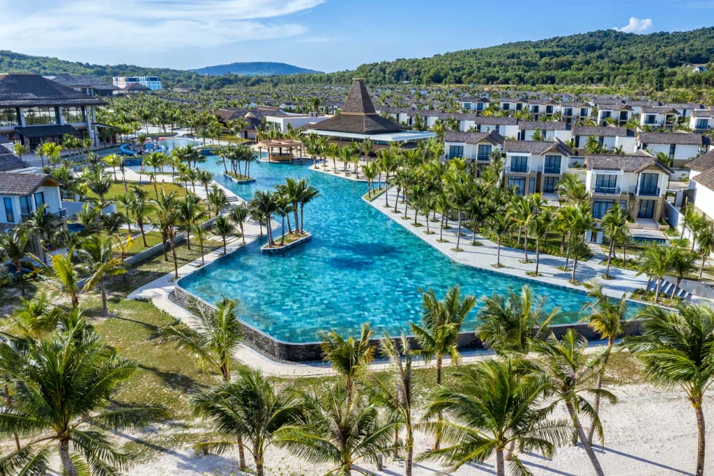 Khu nghỉ dưỡng là nơi lưu trú thú vị và tuyệt đẹp để khám phá văn hóa và lối sống bản địa trên đảo.