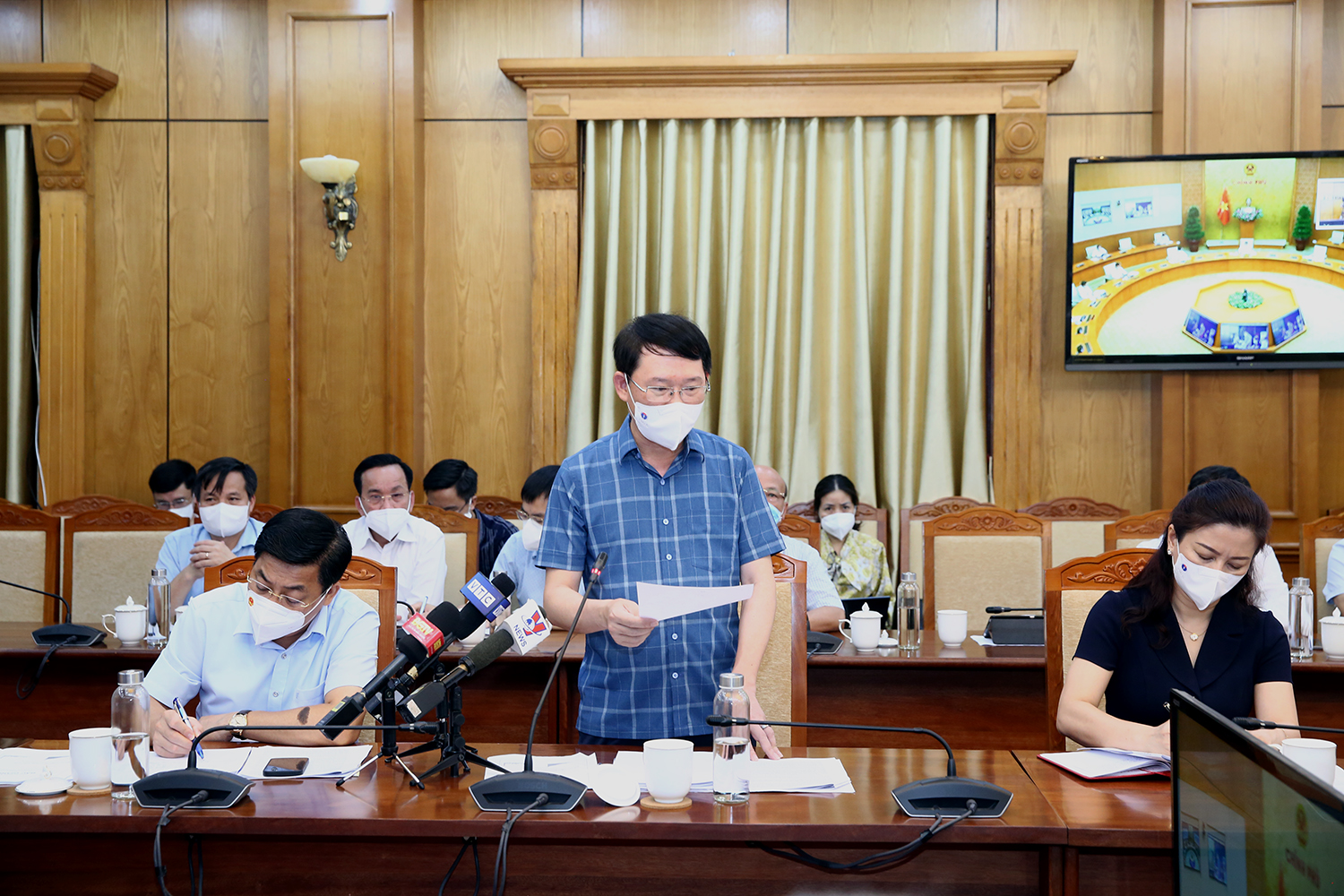 Chủ tịch UBND tỉnh Bắc Giang L&ecirc; &Aacute;nh Dương b&aacute;o c&aacute;o tại cuộc họp - Ảnh: VGP