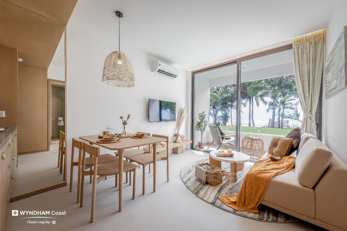 Căn hộ 2 phòng ngủ với hệ cửa mở rộng tối đa giúp thông gió và có view tự nhiên, bất cứ góc nào đều có thể nhìn ra biển.
