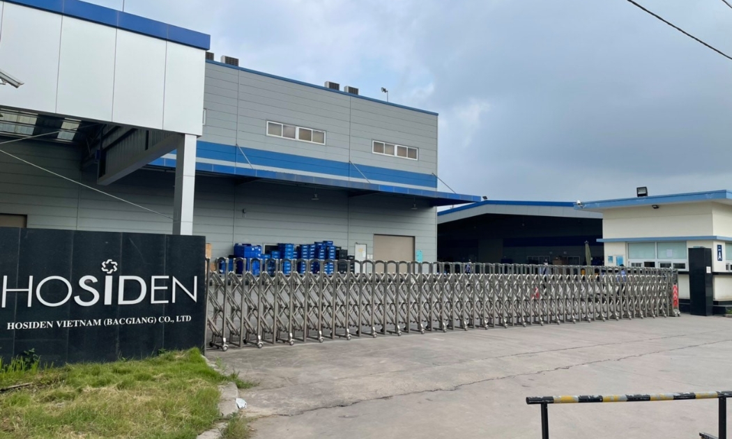 Công ty Hosiden tại Khu công nghiệp Quang Châu tạm ngừng hoạt động do ghi nhận nhiều ca nhiễm Covid-19 là công nhân. Ảnh - Đình Anh.