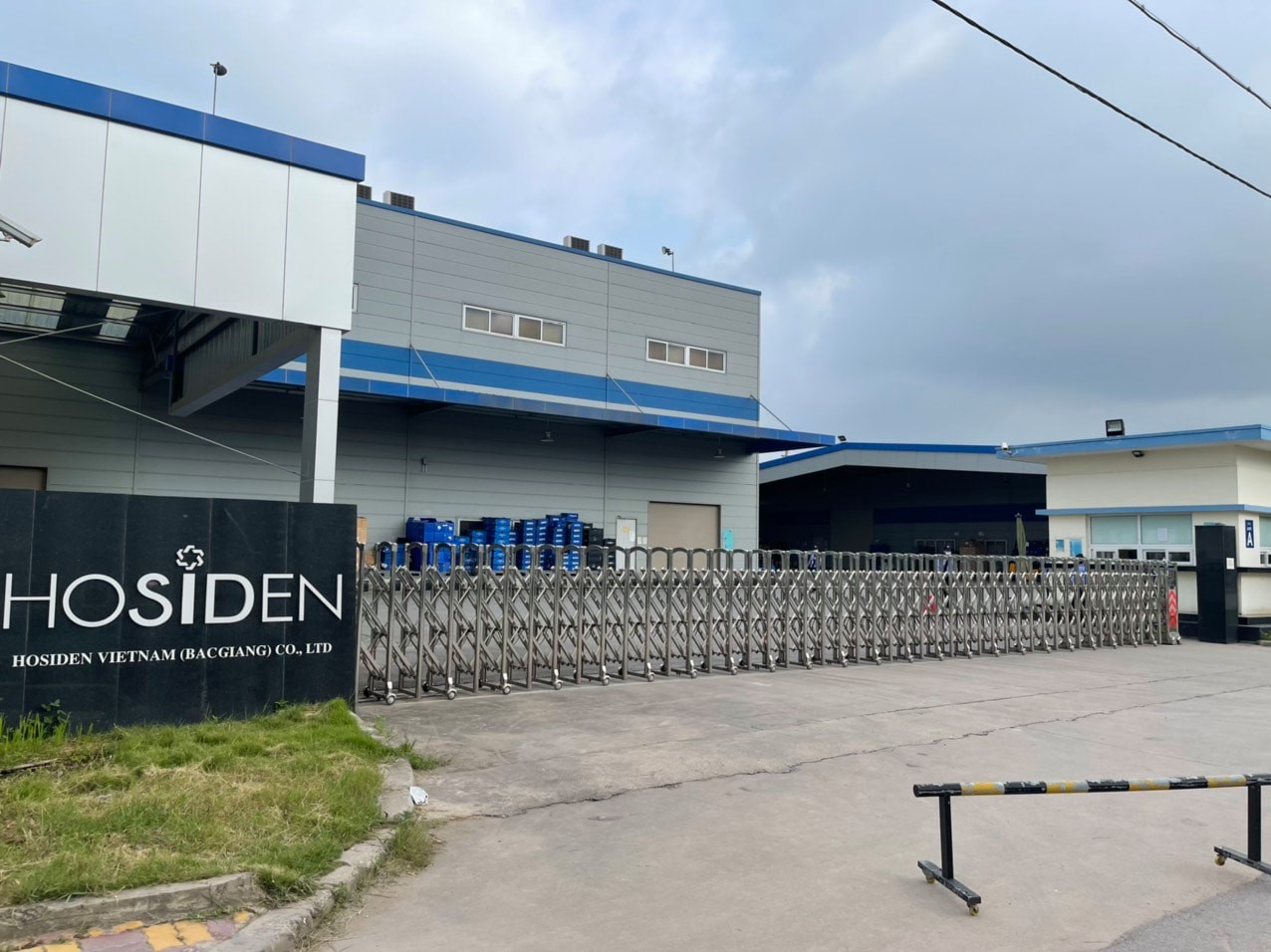 Công ty Hosiden tại Khu công nghiệp Quang Châu tạm ngừng hoạt động do ghi nhận nhiều ca nhiễm Covid-19 là công nhân. Ảnh - Đình Anh. 