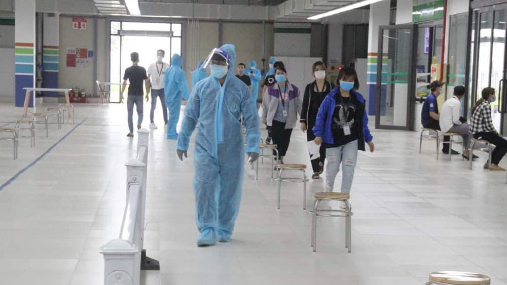 Doanh nghiệp phải thực hiện xét nghiệm sàng lọc Covid-19 cho người lao động. Ảnh - Hoàng Dương. 