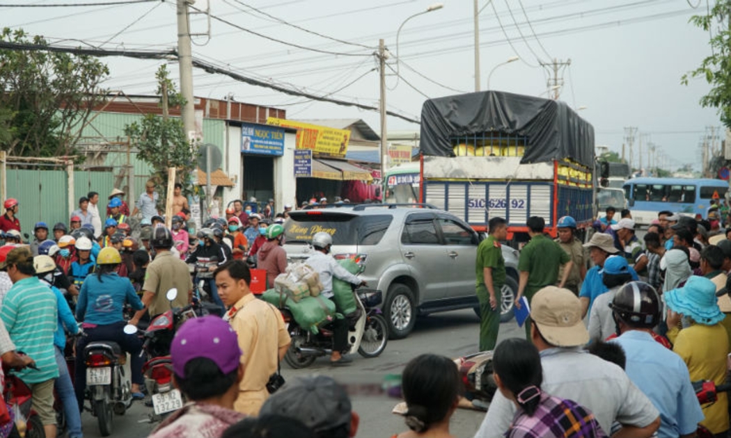 Đường nhỏ hẹp, thường xuyên bị lấn chiếm là những nguyên nhân khiến tuyến đường này trở thành “điểm đen” tai nạn giao thông.