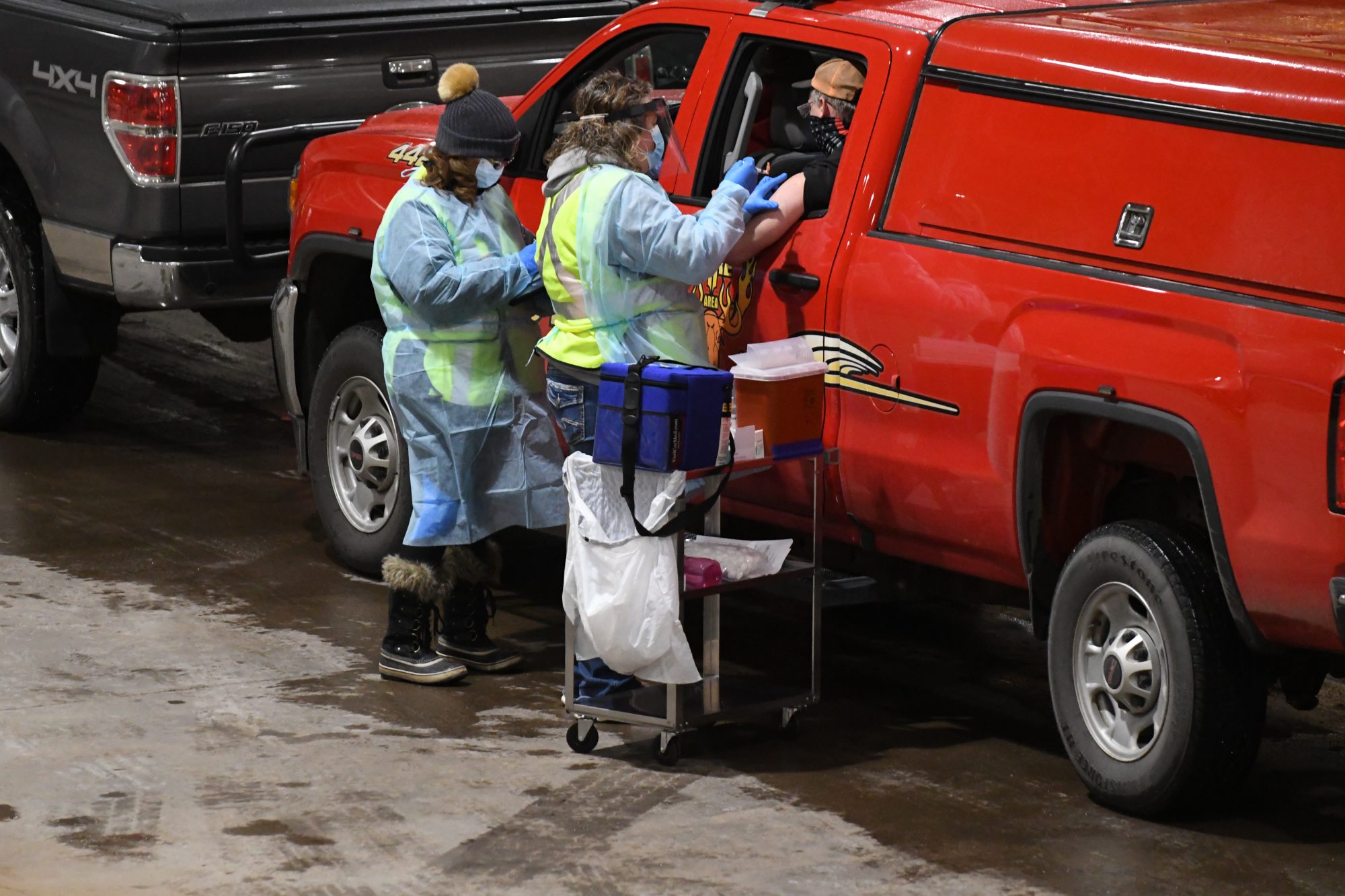 B&ecirc;n cạnh việc ti&ecirc;m vaccine tại c&aacute;c trung t&acirc;m y tế, Mỹ c&ograve;n triển khai ti&ecirc;m tại c&aacute;c điểm cơ động - nơi người d&acirc;n c&oacute; thể l&aacute;i xe v&agrave;o v&agrave; ti&ecirc;m rồi đi thẳng về nh&agrave;- Ảnh: Time.