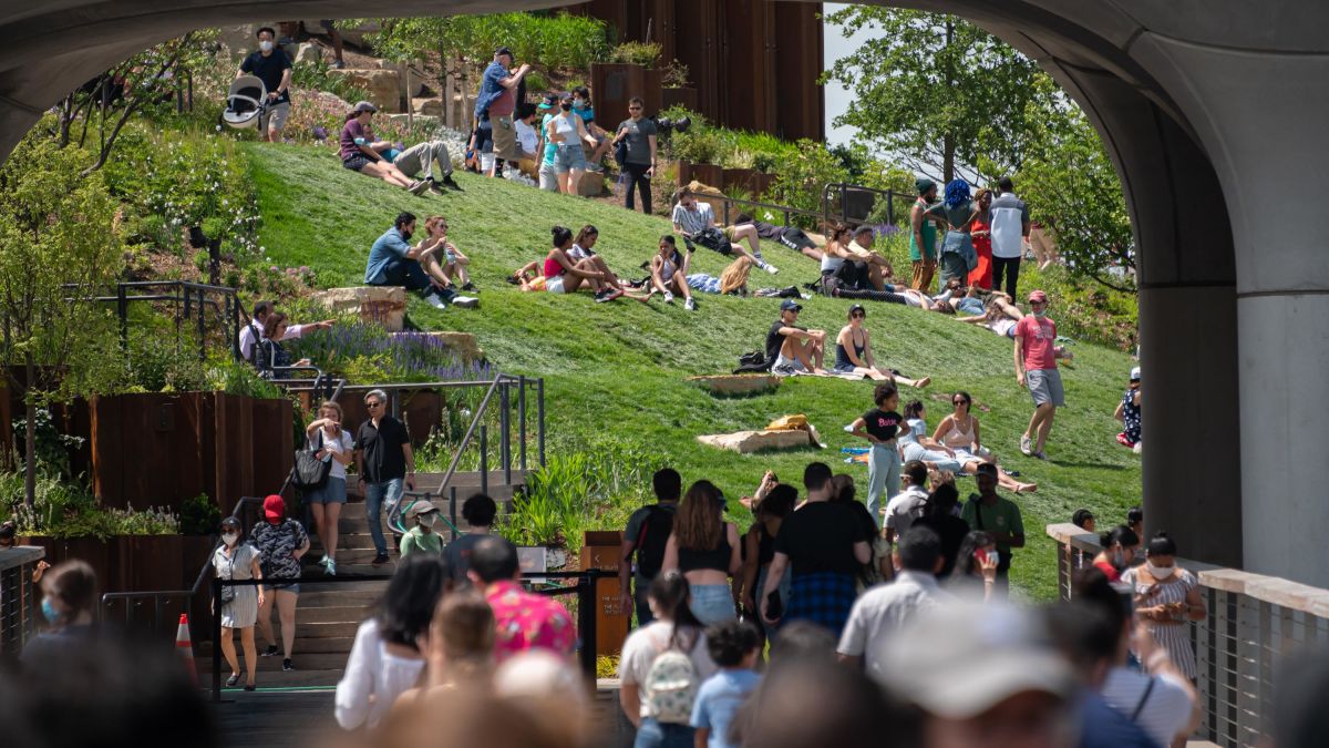 Người Mỹ thoải m&aacute;i tắm nắng trong c&ocirc;ng vi&ecirc;n, nhiều người kh&ocirc;ng cần đeo khẩu trang - Ảnh: CNN