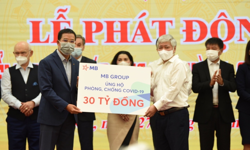 Ông Lưu Trung Thái - Phó Chủ tịch Hội đồng Quản trị, Tổng giám đốc MB đại diện MB Group trao tặng số tiền 30 tỷ đồng cho Ủy ban Trung ương Mặt trận Tổ quốc Việt Nam.