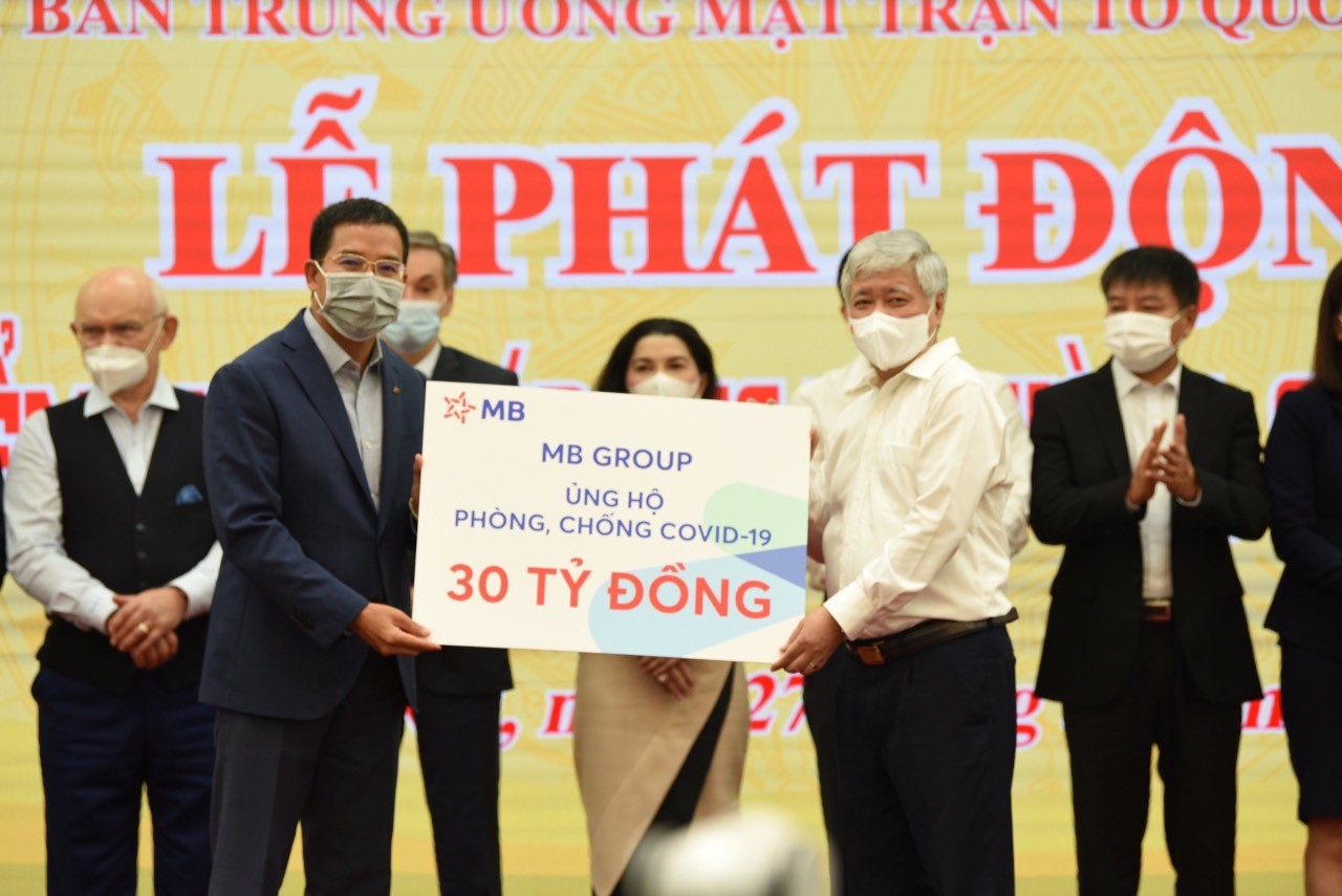 Ông Lưu Trung Thái - Phó Chủ tịch Hội đồng Quản trị, Tổng giám đốc MB đại diện MB Group trao tặng số tiền 30 tỷ đồng cho Ủy ban Trung ương Mặt trận Tổ quốc Việt Nam.