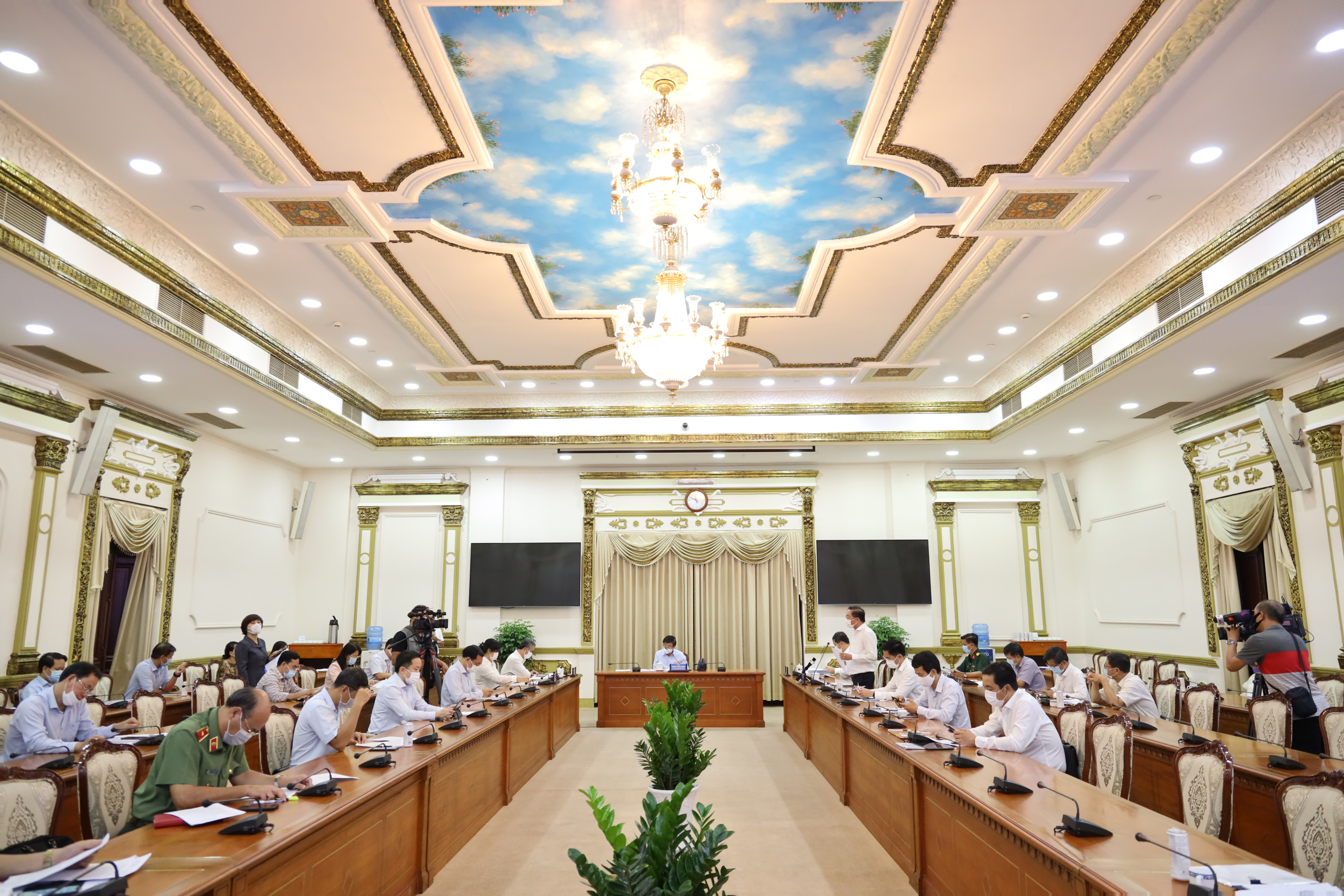 Chủ tịch Ủy ban nhân dân Tp.HCM Nguyễn Thành Phong chủ trì cuộc họp khẩn với Ban chỉ đạo phòng, chống dịch Covid-19 sáng 27/5.