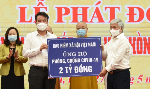 Bảo hiểm xã hội Việt Nam trao 2 tỷ đồng ủng hộ phòng chống Covid-19