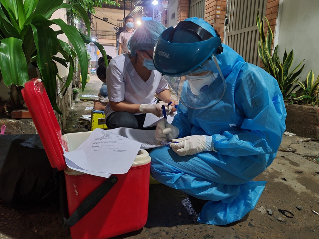 Các nhân viên y tế đang lấy mẫu xét nghiệm các trường hợp liên quan tại nơi sinh hoạt của nhóm giáo phái truyền giáo Phục hưng.