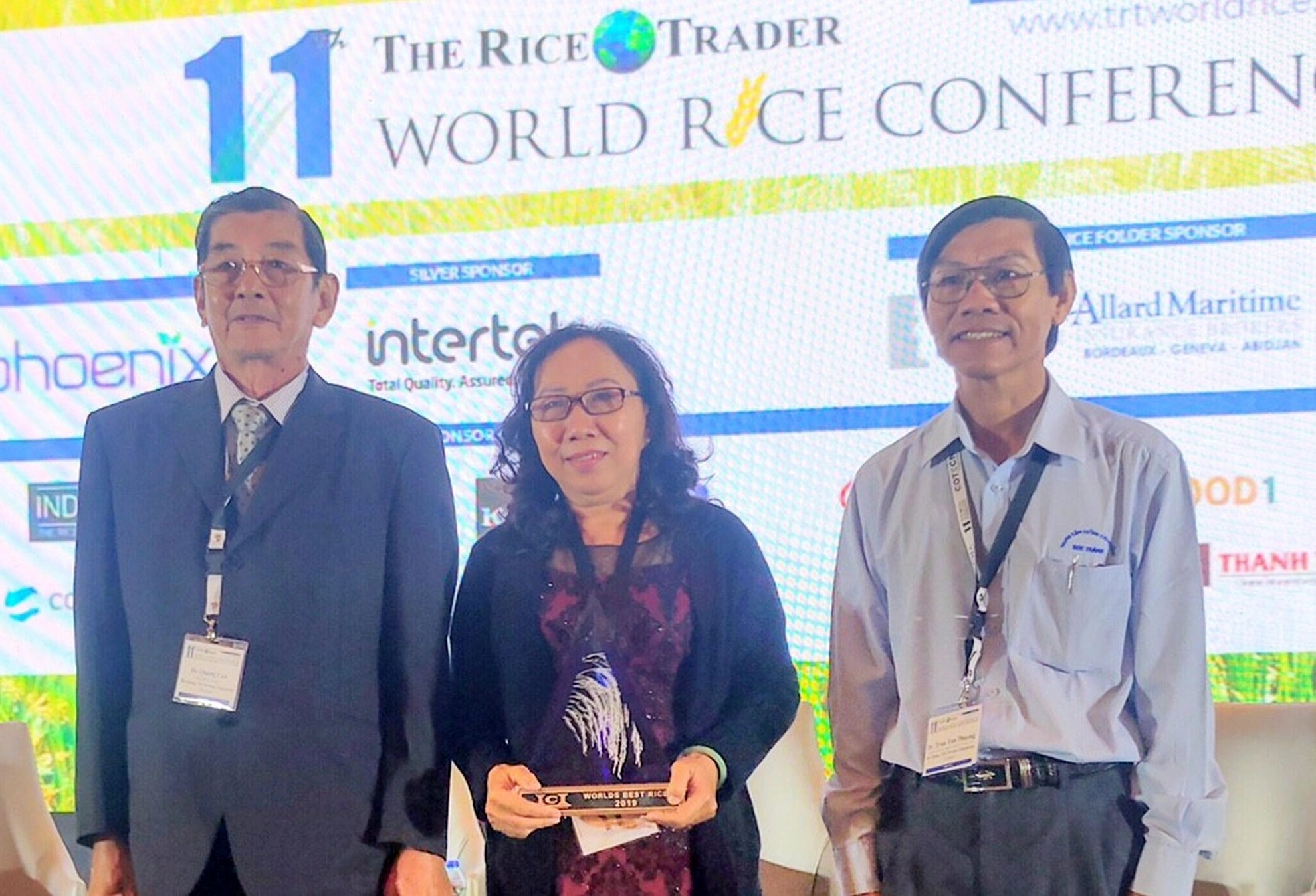 Ông Hồ Quang Cua nhận cúp "World's Best Rice" năm 2019 tại Phillippines.