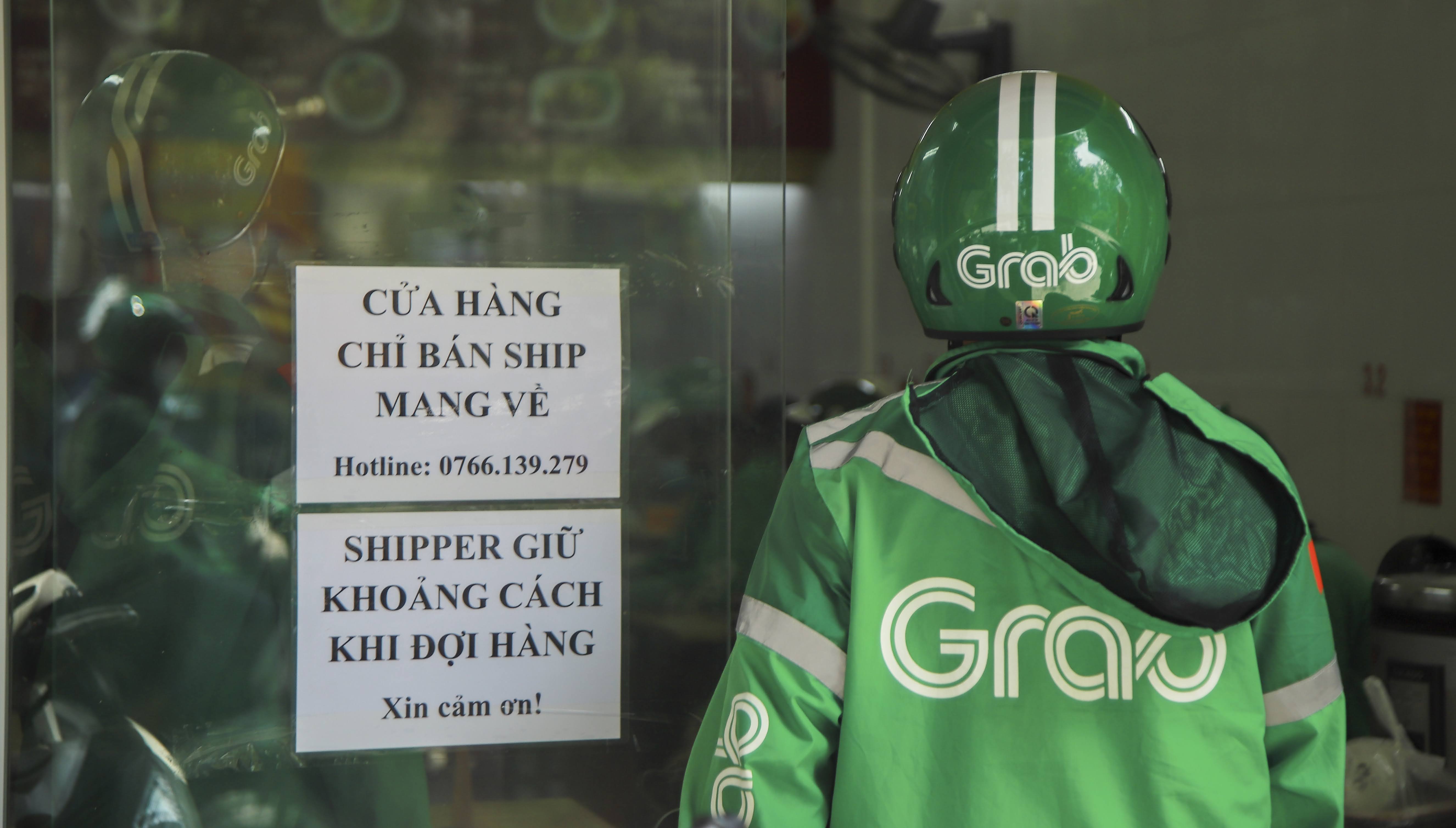 Mô hình đặt giao đồ ăn tận nơi hiện đạt được con số tăng trưởng đáng ngạc nhiên. Ảnh: Phương Thảo