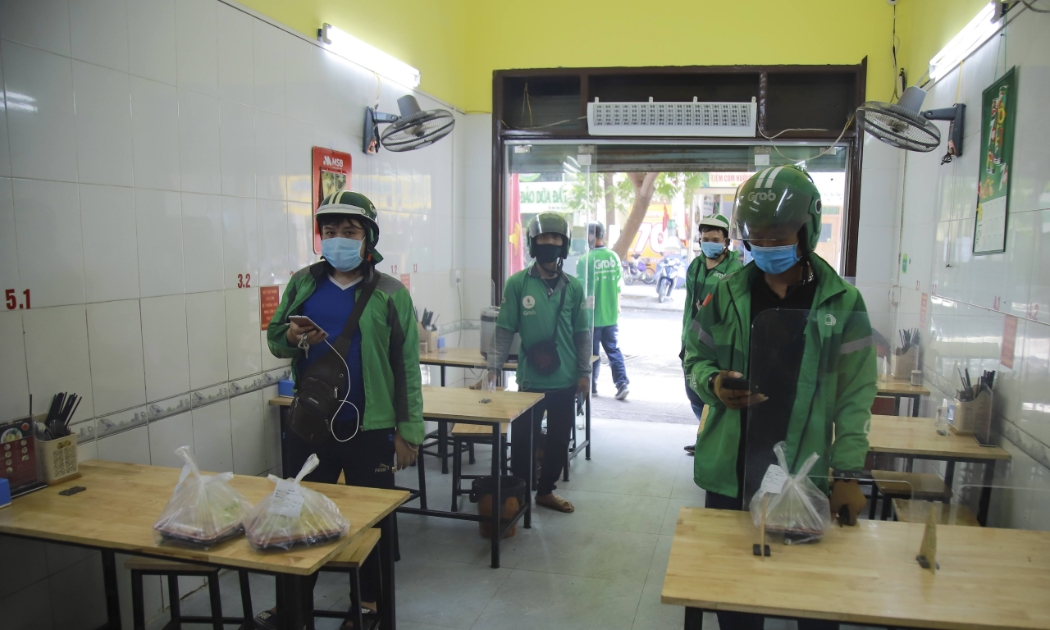Hiện dịch vụ giao nhận đồ ăn, uống tăng gấp đôi, gấp ba so với trước khi Hà Nội có đợt bùng phát dịch thứ 4. Ảnh: Phương Thảo.