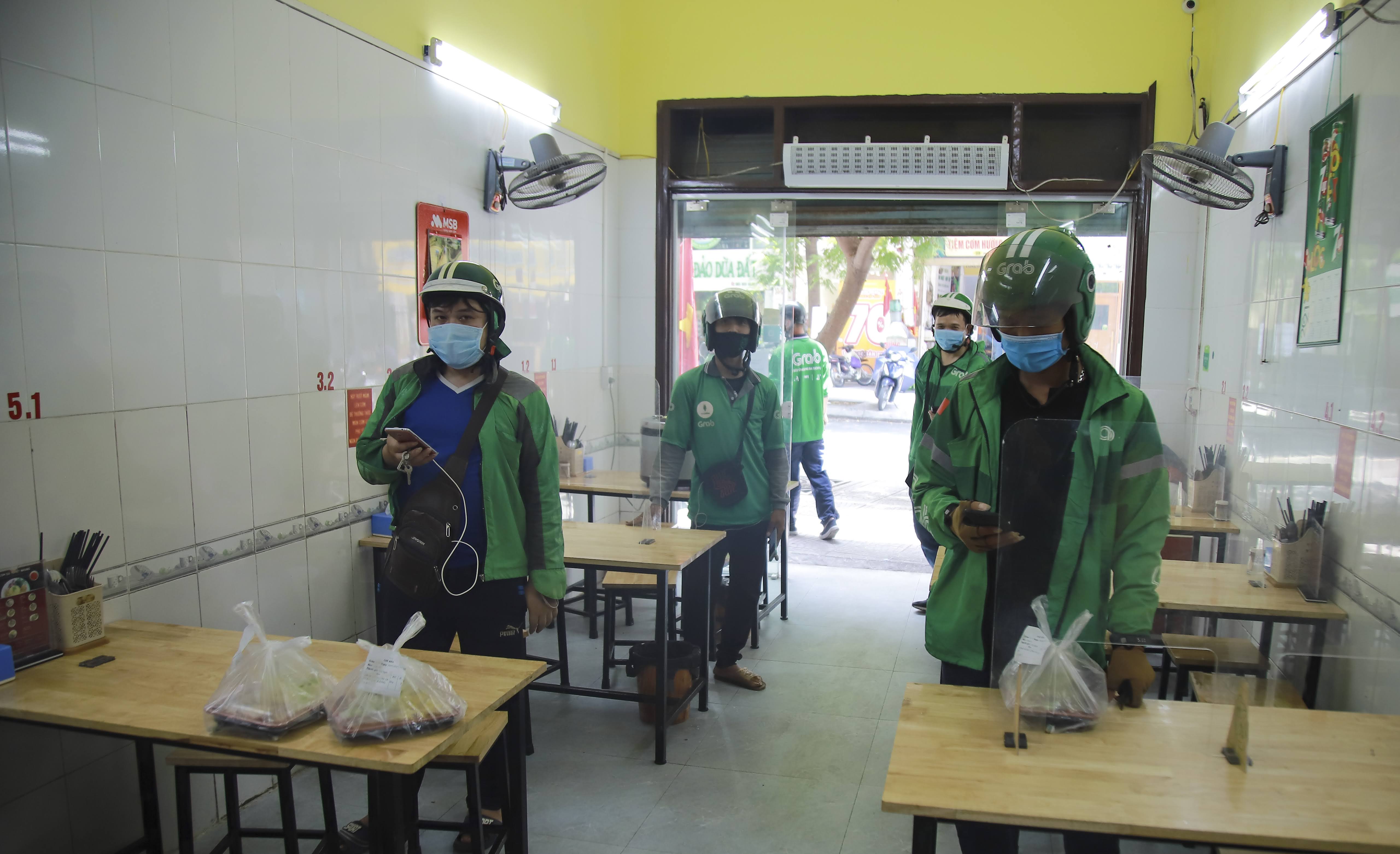 Hiện dịch vụ giao nhận đồ ăn, uống tăng gấp đôi, gấp ba so với trước khi Hà Nội có đợt bùng phát dịch thứ 4. Ảnh: Phương Thảo.