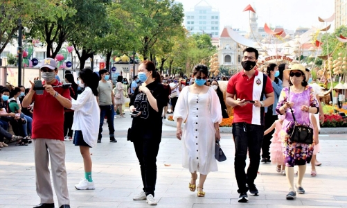 Tp.HCM tạm dừng phố đi bộ, không tụ tập trên 10 người nơi công cộng