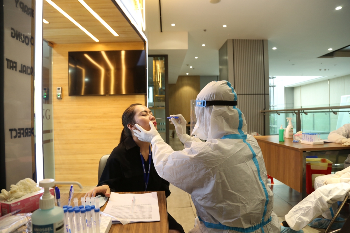 Test nhanh Covid 19 cho cán bộ nhân viên Hội sở và phun khử khuẩn khu vực làm việc là hành động tiếp theo của Vietbank trong chuỗi hoạt động nhằm nâng cao sức khỏe cán bộ nhân viên và an toàn cho khách hàng.