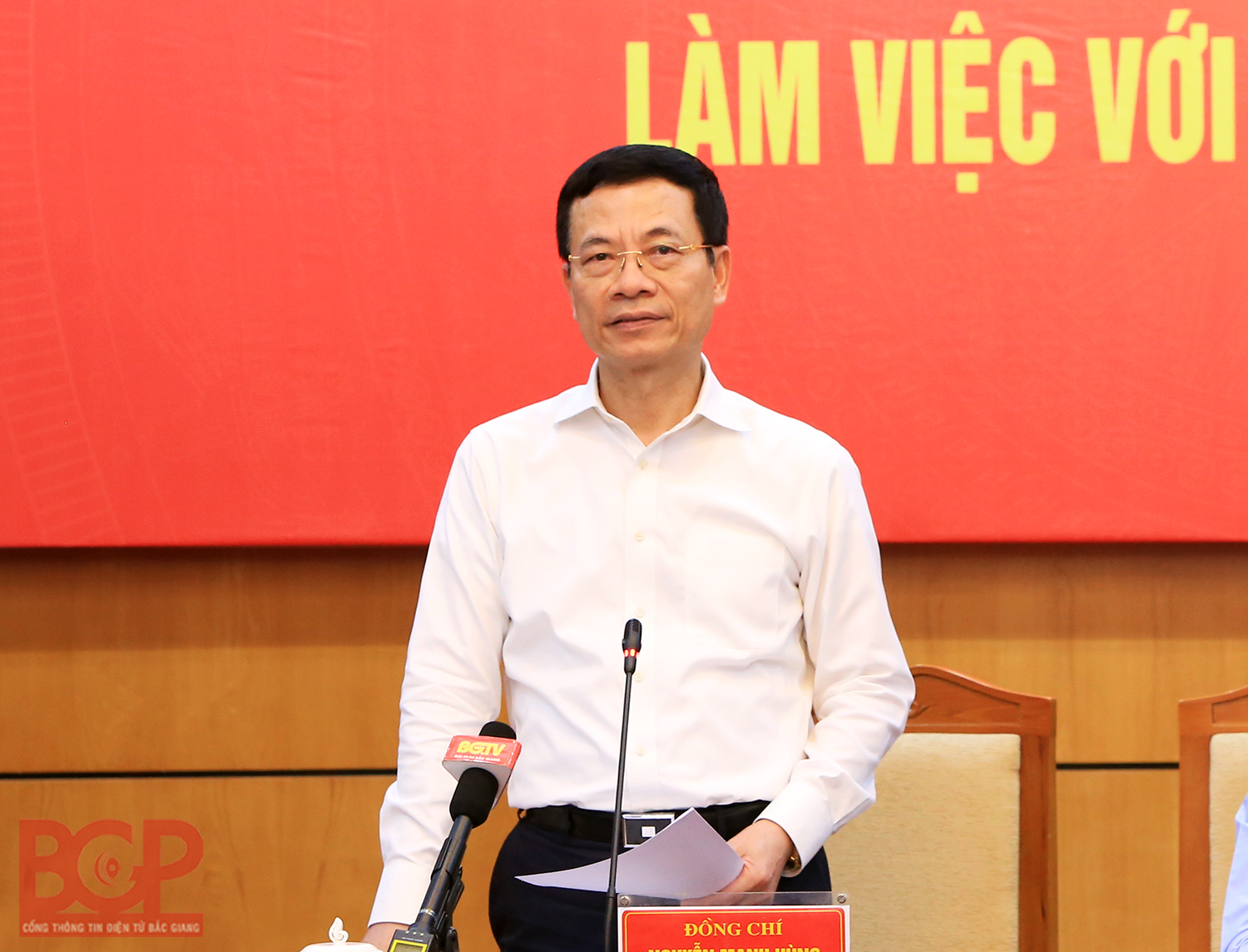 Bộ trưởng Bộ Thông tin và Truyền thông Nguyễn Mạnh Hùng phát biểu tại buổi làm việc với tỉnh Bắc Giang. Ảnh: Cổng TTĐT Bắc Giang.
