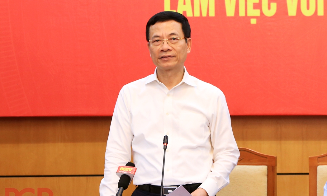Bộ trưởng Bộ Thông tin và Truyền thông Nguyễn Mạnh Hùng phát biểu tại buổi làm việc với tỉnh Bắc Giang. Ảnh: Cổng TTĐT Bắc Giang.