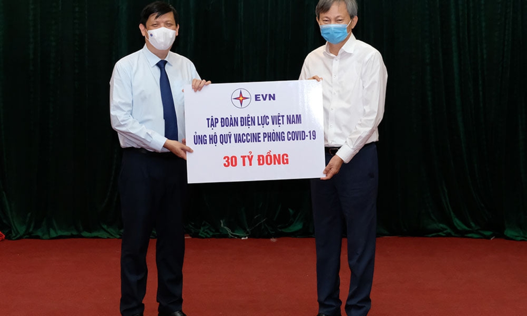 Bộ trưởng Bộ Y tế tiếp nhận ủng hộ từ các tổ chức, doanh nghiệp cho Quỹ vaccine phòng Covid-19.