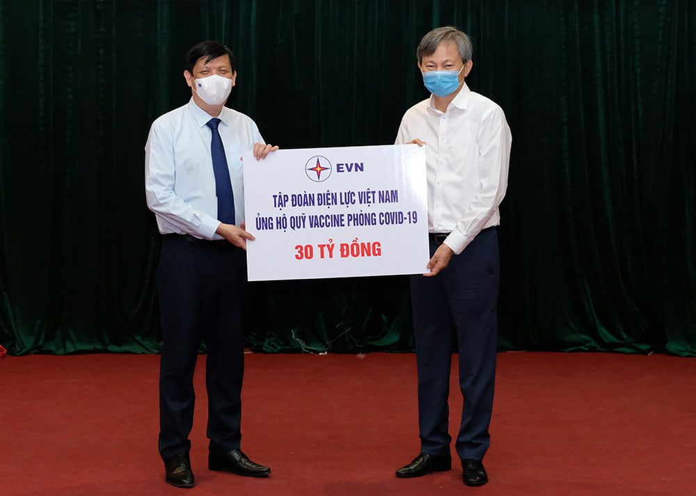 Bộ trưởng Bộ Y tế tiếp nhận ủng hộ từ các tổ chức, doanh nghiệp cho Quỹ vaccine phòng Covid-19.