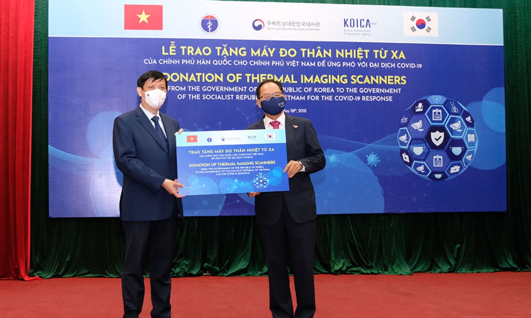 Bộ trưởng Bộ Y tế tiếp nhận hỗ trợ 40 máy đo thân nhiệt từ xa của Chính phủ Hàn Quốc.