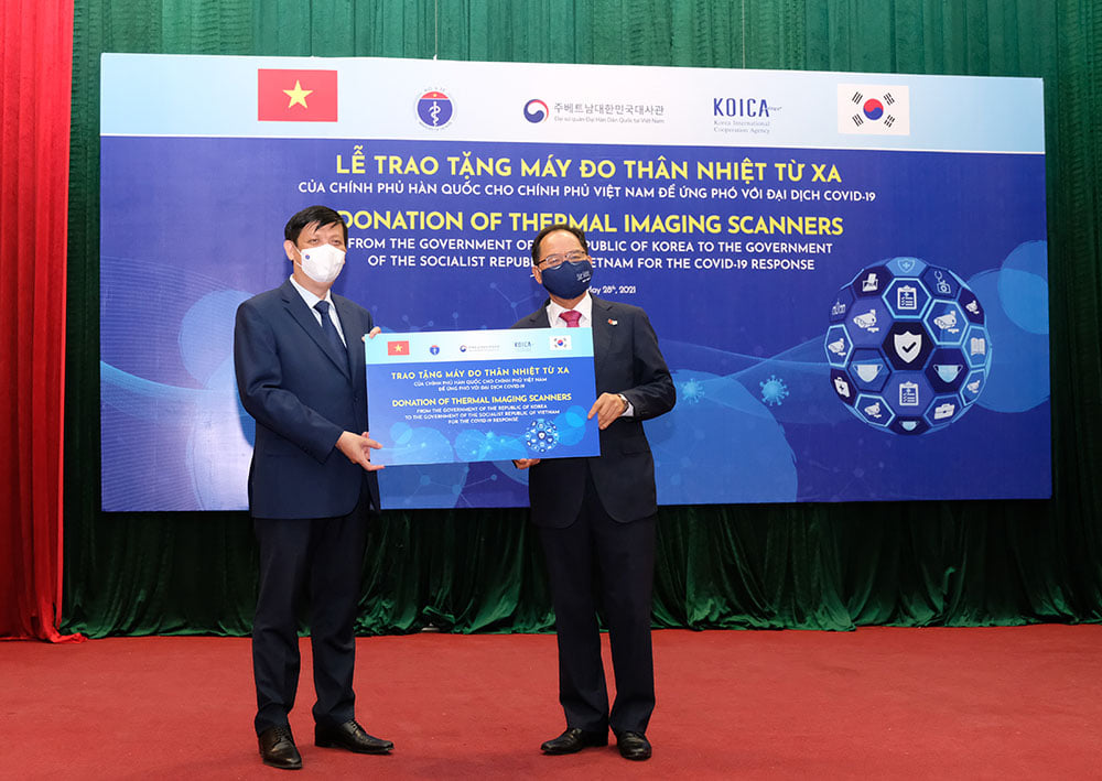 Bộ trưởng Bộ Y tế tiếp nhận hỗ trợ 40 máy đo thân nhiệt từ xa của Chính phủ Hàn Quốc.
