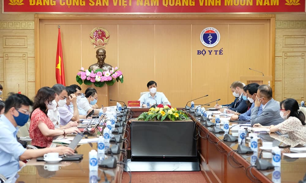 Bộ trưởng Bộ Y tế họp với đại diện các đại sứ quán và các doanh nghiệp nước ngoài.