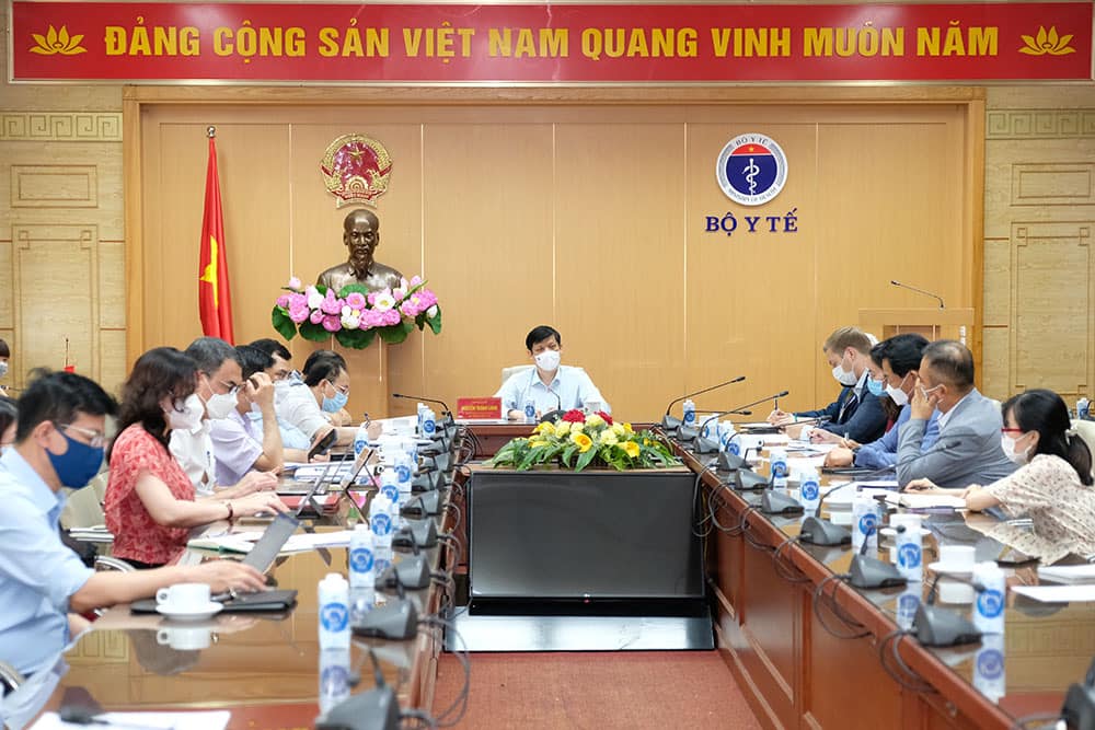 Bộ trưởng Bộ Y tế họp với đại diện các đại sứ quán và các doanh nghiệp nước ngoài. 