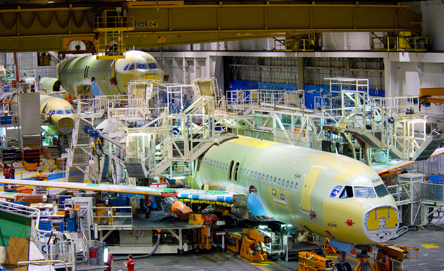 Trong một nhà máy lắp ráp máy bay Airbus.