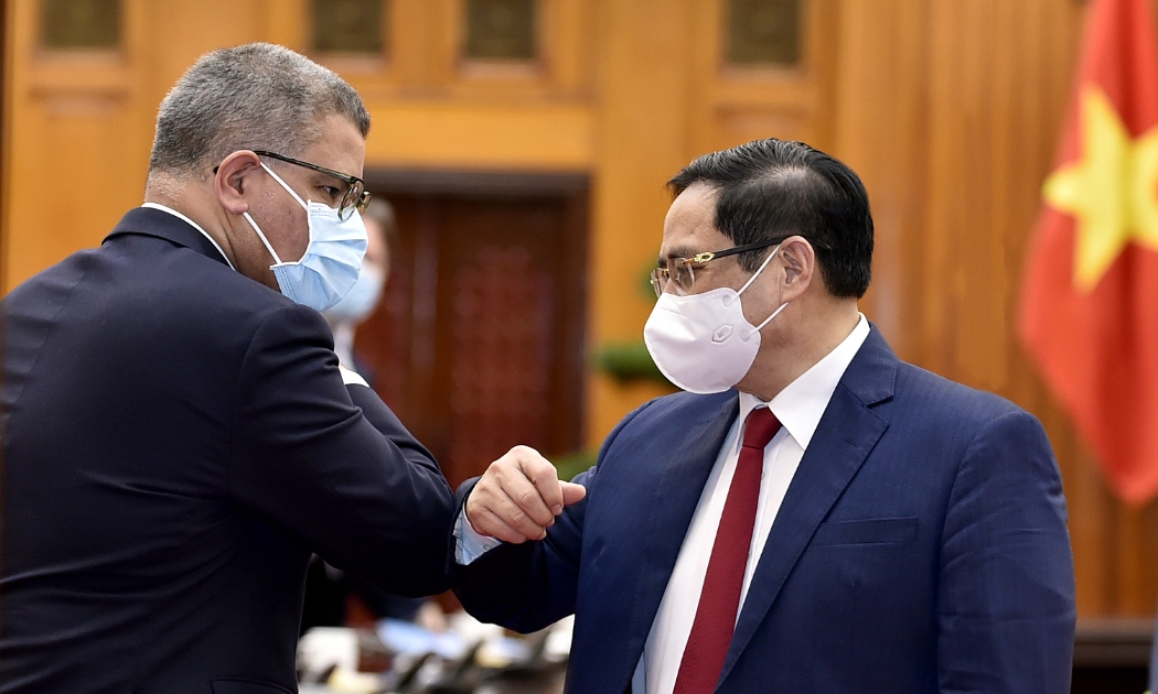 Thủ tướng Chính phủ Phạm Minh Chính và ông Alok Sharma, Bộ trưởng Chính phủ Anh, Chủ tịch Hội nghị lần thứ 26 các Bên tham gia Công ước khung của Liên Hợp Quốc về Biến đổi khí hậu (COP26) 