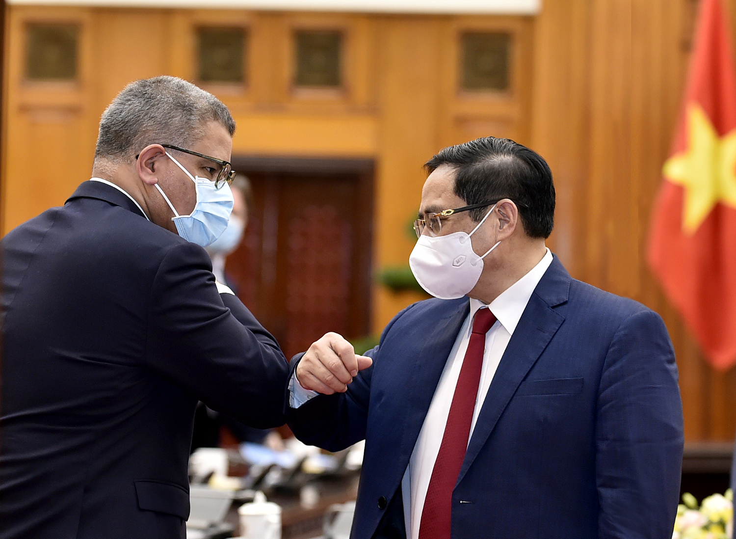 Thủ tướng Chính phủ Phạm Minh Chính và ông Alok Sharma, Bộ trưởng Chính phủ Anh, Chủ tịch Hội nghị lần thứ 26 các Bên tham gia Công ước khung của Liên Hợp Quốc về Biến đổi khí hậu (COP26) 