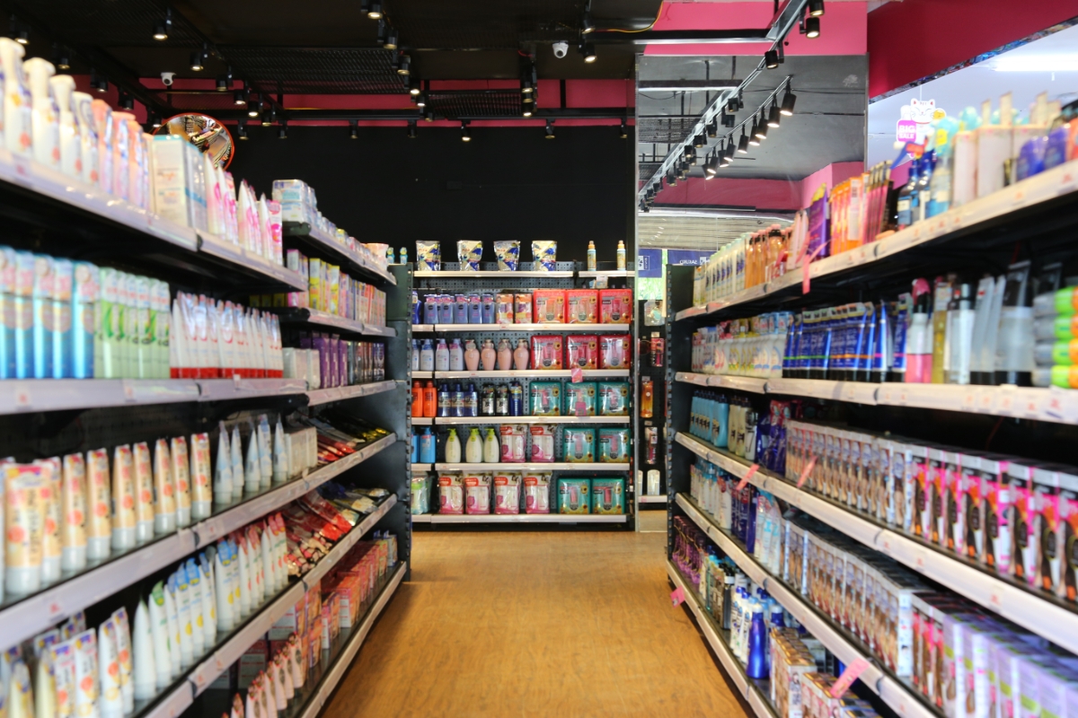 Không gian hàng hóa đa dạng tại siêu thị hàng Nhật nội địa Sakuko.