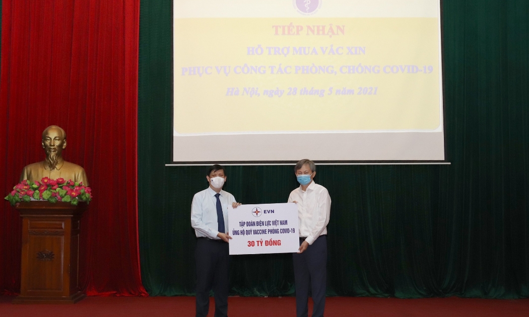 Ngày 28/5/2021, EVN trao tặng 30 tỷ đồng ủng hộ Quỹ vaccine phòng, chống Covid -19 tại Bộ Bộ Y tế.