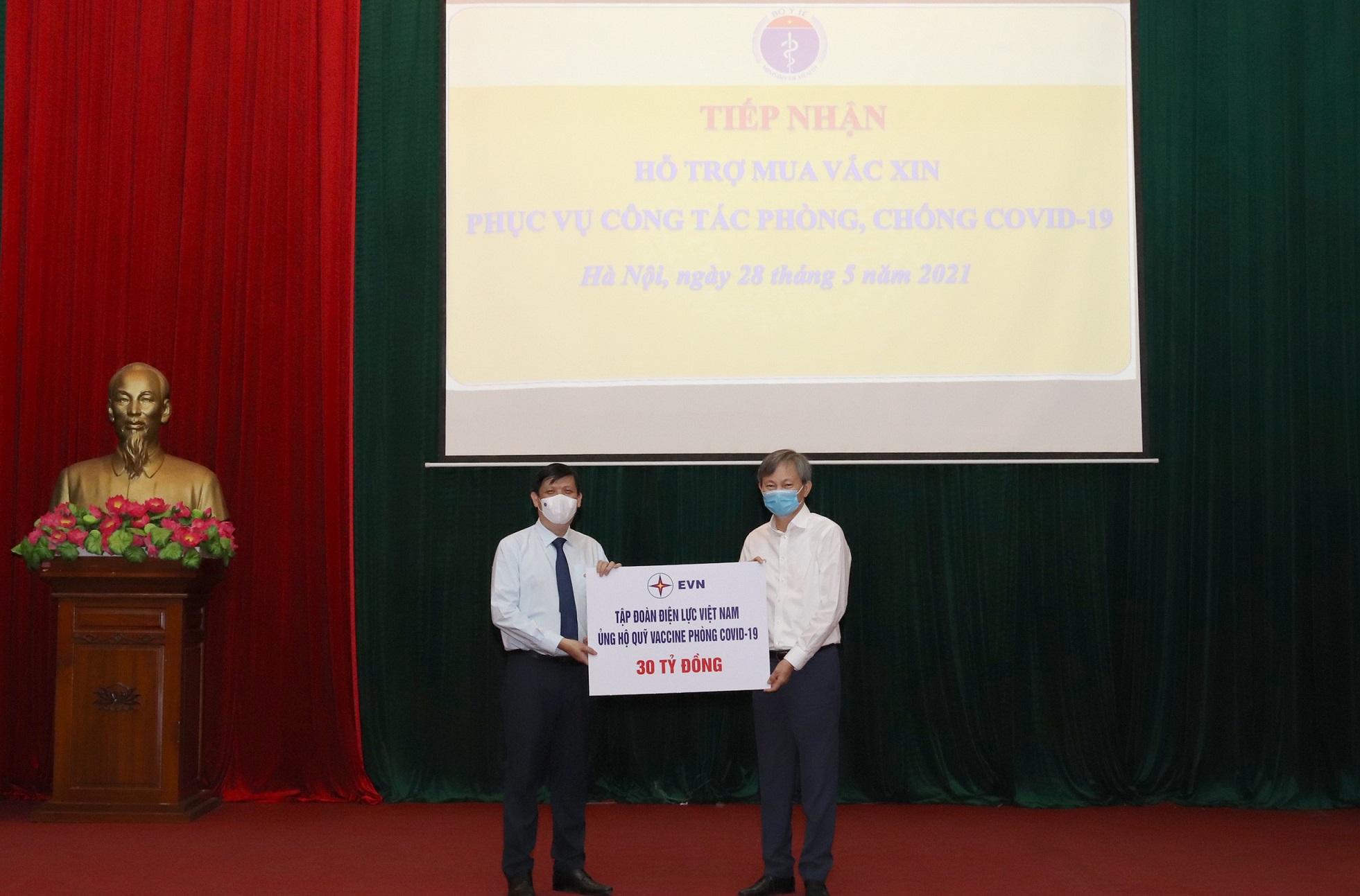 Ngày 28/5/2021, EVN trao tặng 30 tỷ đồng ủng hộ Quỹ vaccine phòng, chống Covid -19 tại Bộ Bộ Y tế.