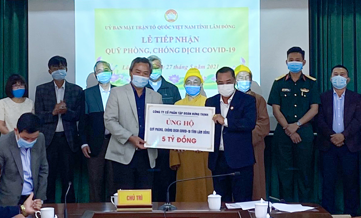 Ông Lê Hồng Việt - Phó Chủ tịch kiêm Phó Tổng Giám đốc Tập đoàn Hưng Thịnh (bên phải) trao tặng 5 tỷ đồng cho Quỹ phòng, chống Covid-19 tỉnh Lâm Đồng.