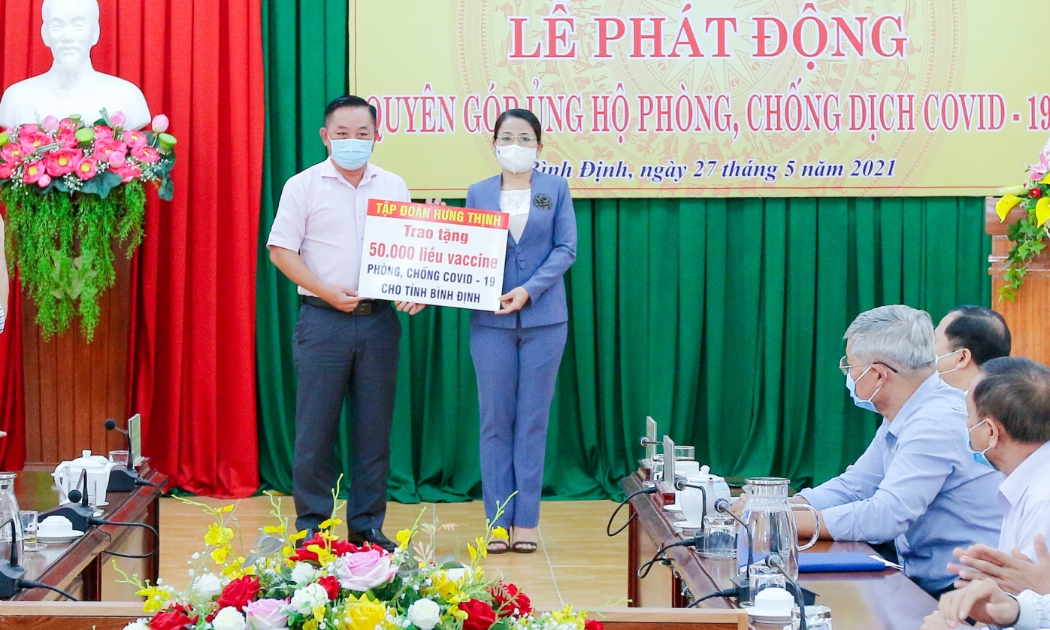 Ông Nguyễn Hữu Sang - Đại diện Tập đoàn Hưng Thịnh trao tặng 50.000 liều vaccine phòng, chống Covid-19 cho tỉnh Bình Định.