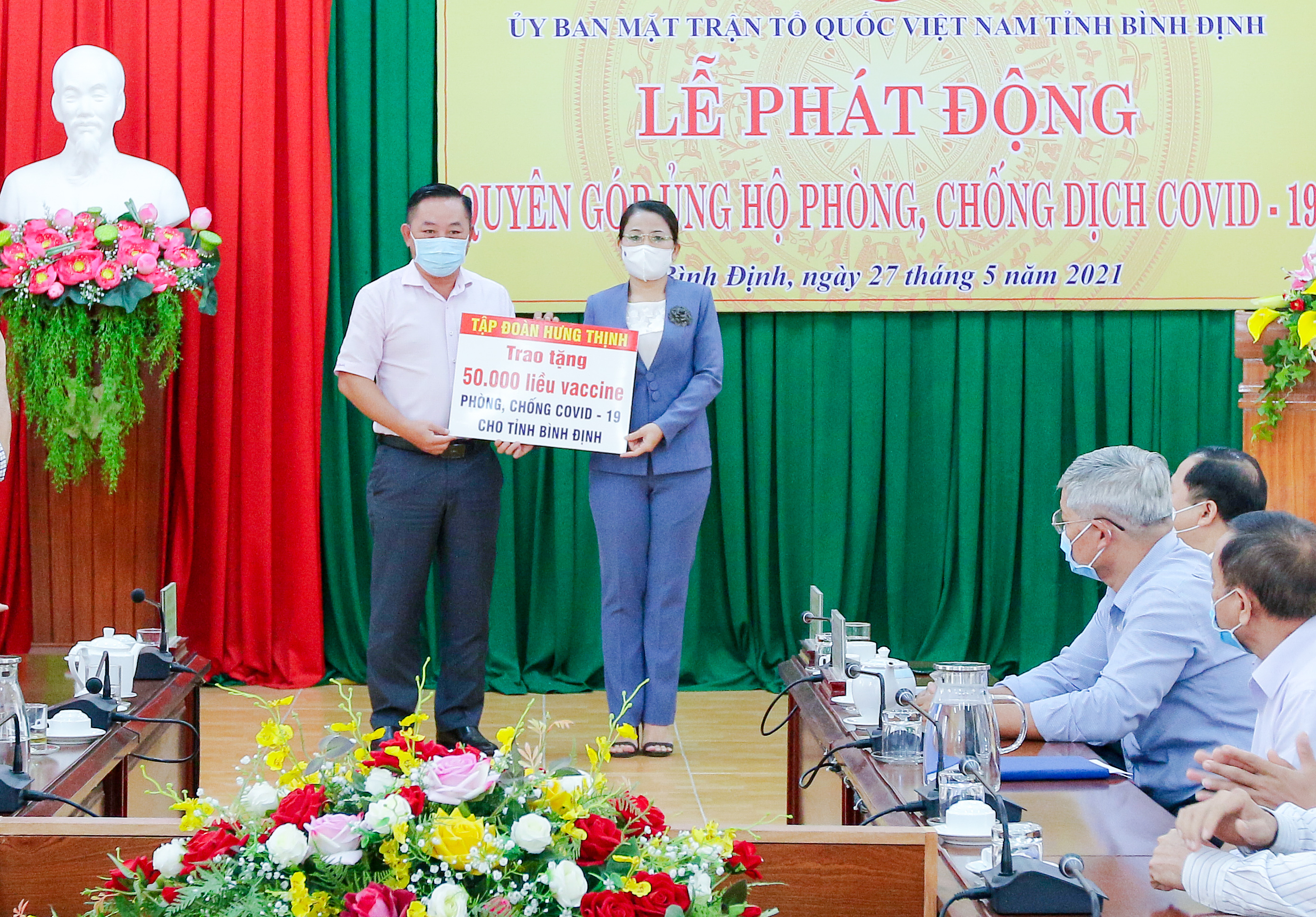 Ông Nguyễn Hữu Sang - Đại diện Tập đoàn Hưng Thịnh trao tặng 50.000 liều vaccine phòng, chống Covid-19 cho tỉnh Bình Định.