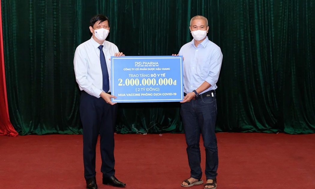Bộ trưởng Nguyễn Thanh Long thay mặt ngành y tế tiếp nhận hỗ trợ 2 tỷ đồng mua vaccine phòng COVID-19 từ Dược Hậu Giang.