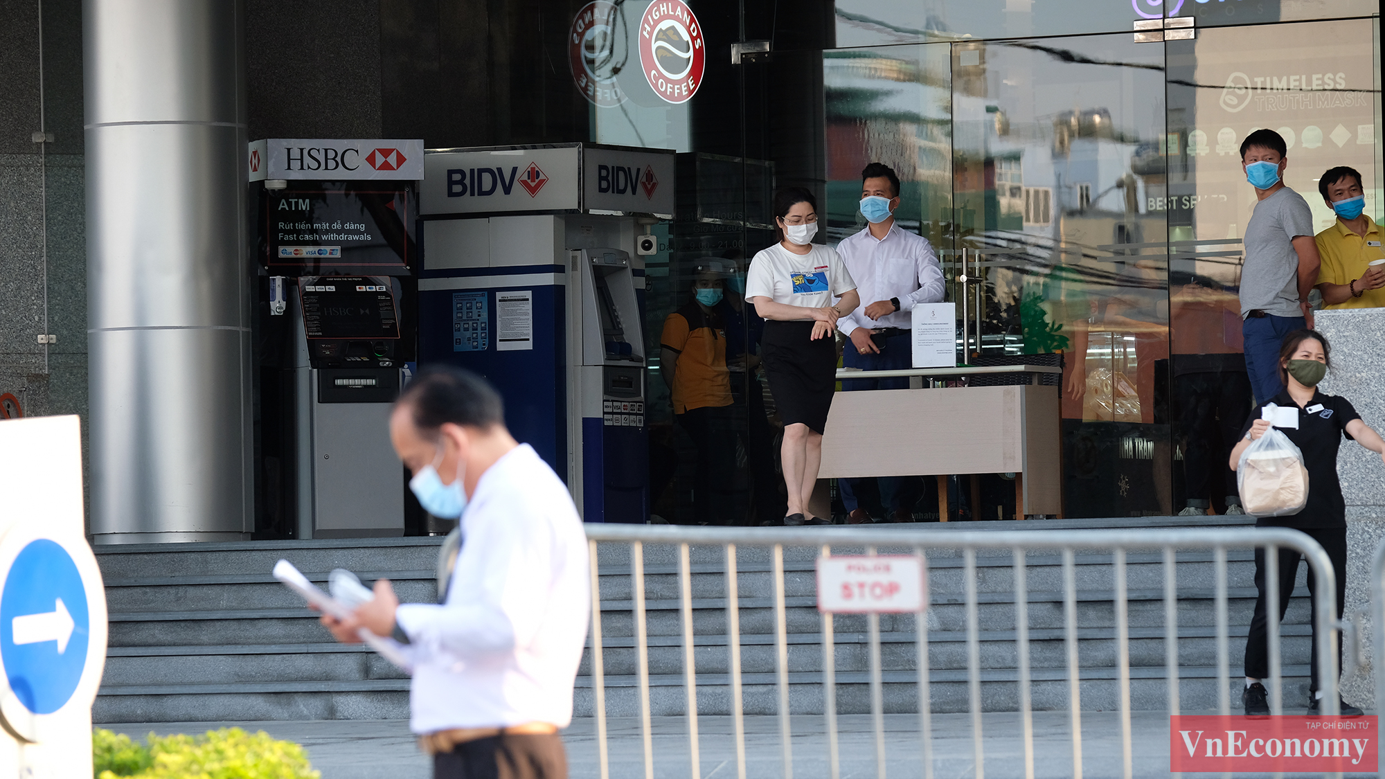 Hiện cả to&agrave; nh&agrave; Fraser Suites gồm 23 tầng đ&atilde; được phong toả tạm thời, ri&ecirc;ng tầng 17 nơi ghi nhận chuy&ecirc;n gia C&ocirc;ng ty Canon dương t&iacute;nh với SARV-CoV-2 đ&atilde; được phong toả &ldquo;cứng&rdquo;, kh&ocirc;ng cho ph&eacute;p ai ra v&agrave;o