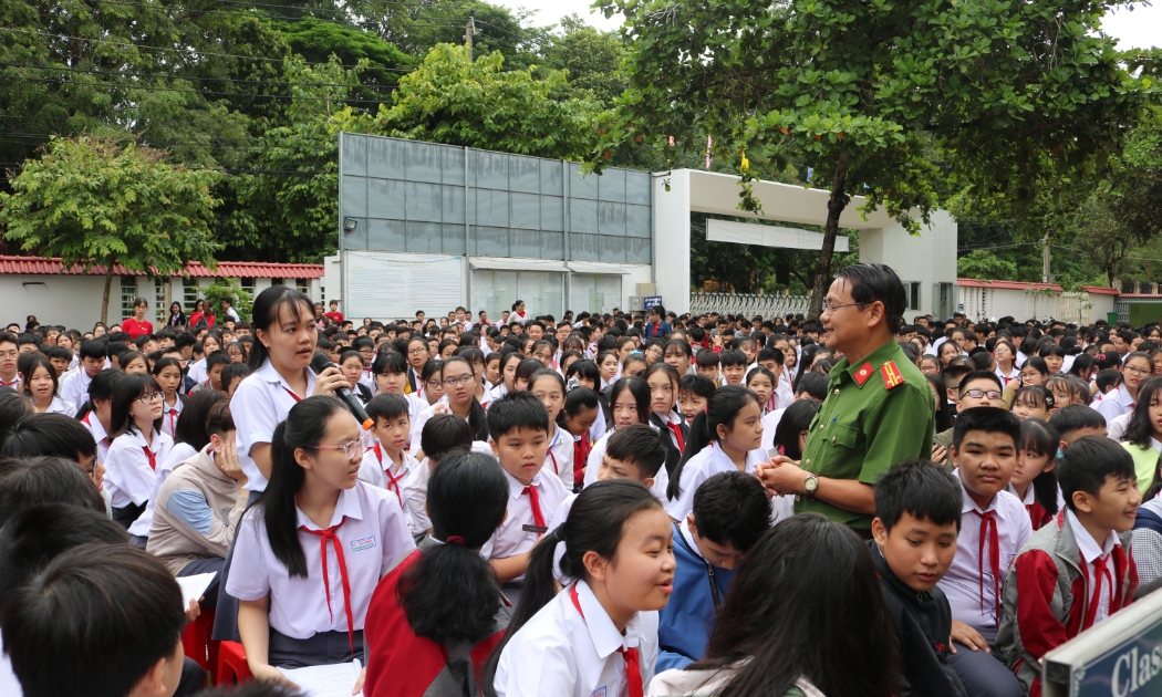 Tuyên truyền phòng chống may tuý,, mại dâm tới học sinh.