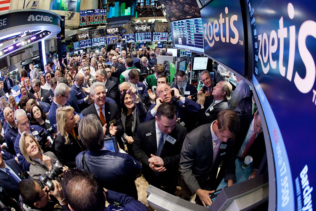 Các nhà giao dịch cổ phiếu trên sàn NYSE ở New York, Mỹ - Ảnh: Reuters.