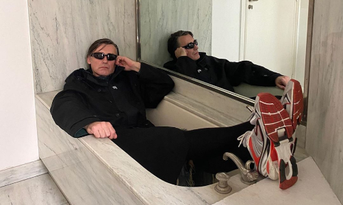 Cả trang phục lần sneakers mới của Balenciaga đều gây tranh cãi