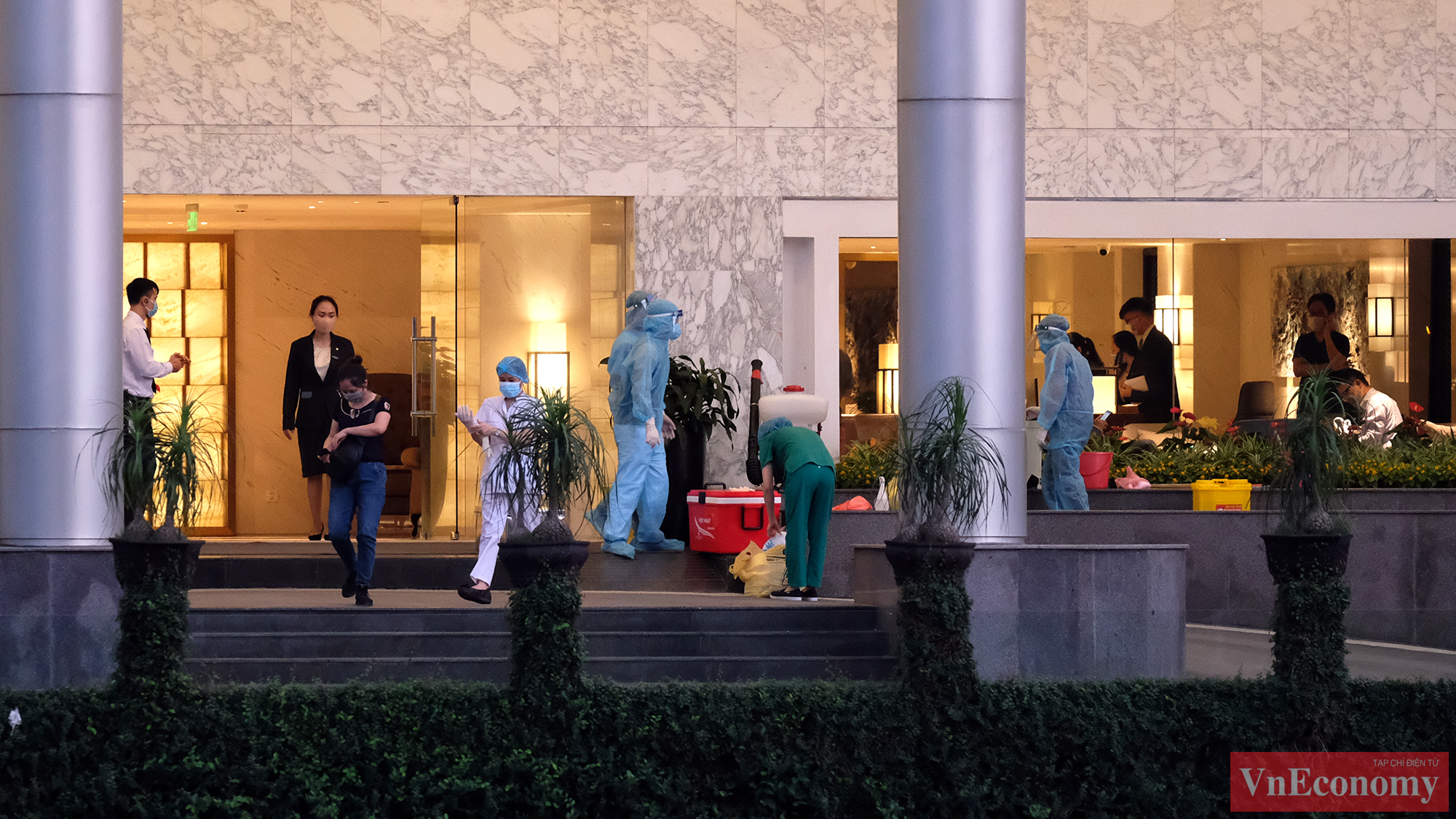 Cơ quan chức năng x&aacute;c định được 16 F1 sống c&ugrave;ng tầng với bệnh nh&acirc;n, hiện đang khẩn trương r&agrave; so&aacute;t c&aacute;c trường hợp tiếp x&uacute;c gần, người li&ecirc;n quan để khoanh v&ugrave;ng, dập dịch.