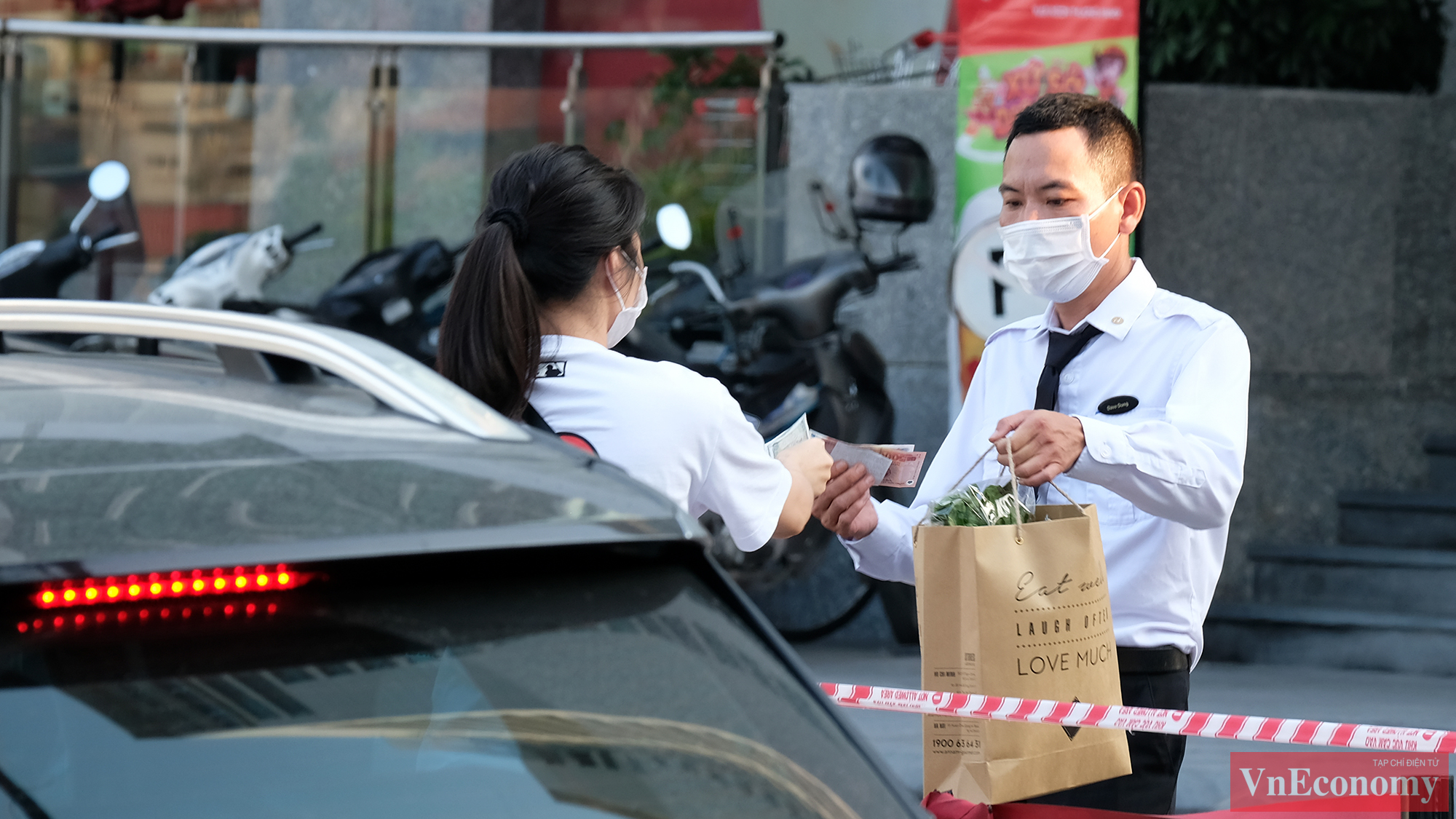 Hiện cư dân và những người làm việc tại toà nhà tổ hợp Trung tâm thương mại và khách sạn Fraser Suites tỏ ra rất hợp tác, nhanh chóng khai báo y tế và lấy mẫu xét nghiệm.