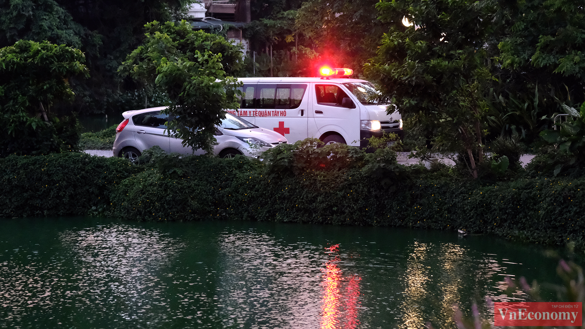 Việc gỡ phong toả toà nhà Fraser Suites trong thời gian tới sẽ phụ thuộc vào kết quả xét nghiệm của các trường hợp liên quan. Vì vậy, dù trời đã xẩm tối nhưng các đơn vị chức năng vẫn đang rất khẩn trương tiến hành nốt những công việc khoanh vùng cần thiết để nhanh chóng dập dịch.