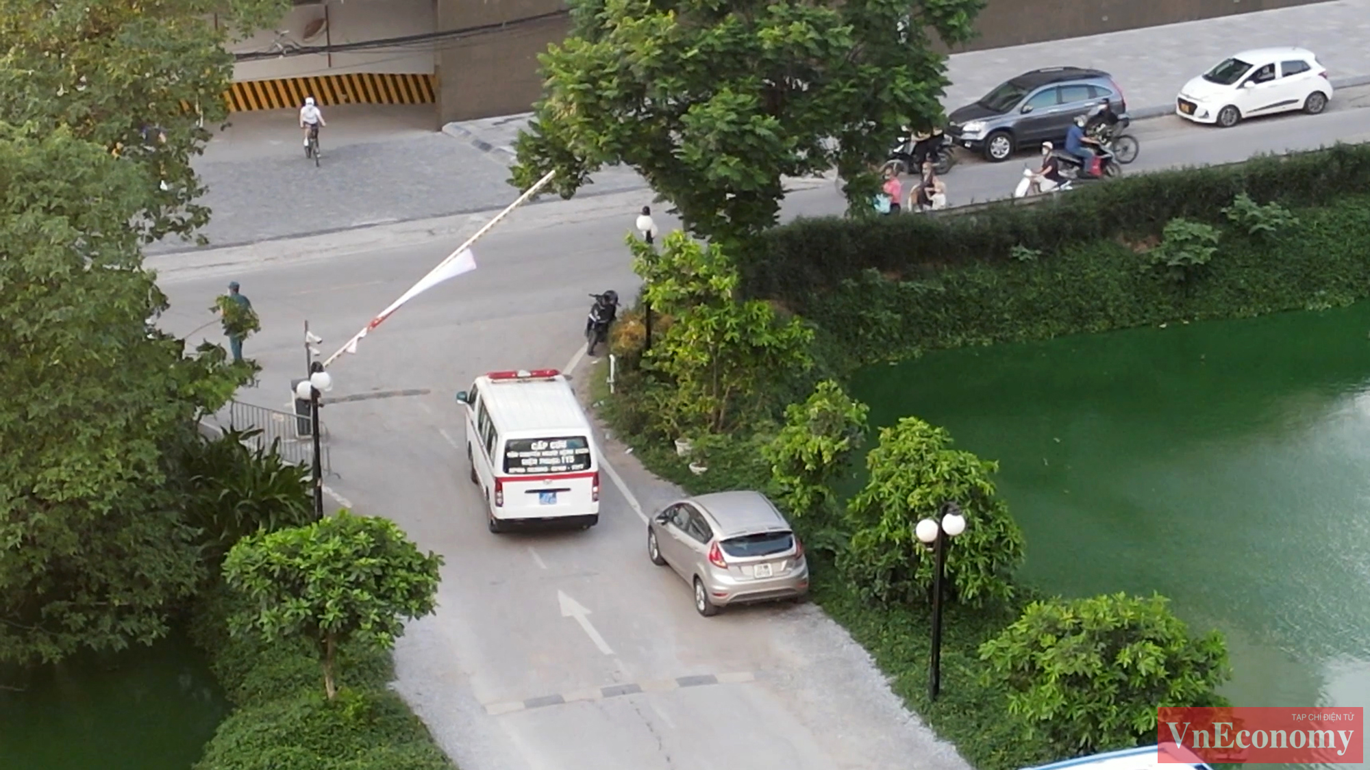 Theo CDC H&agrave; Nội, ng&agrave;y 14/5, bệnh nh&acirc;n c&oacute; về Bắc Ninh lấy mẫu x&eacute;t nghiệm tại c&ocirc;ng ty lần 1 &acirc;m t&iacute;nh, sau đ&oacute; về nh&agrave; tại T&acirc;y Hồ tự c&aacute;ch ly. Ng&agrave;y 28/5, bệnh nh&acirc;n được lấy mẫu x&eacute;t nghiệm lần 2. Ng&agrave;y 29/5 c&oacute; kết quả dương t&iacute;nh với SARS-CoV-2.