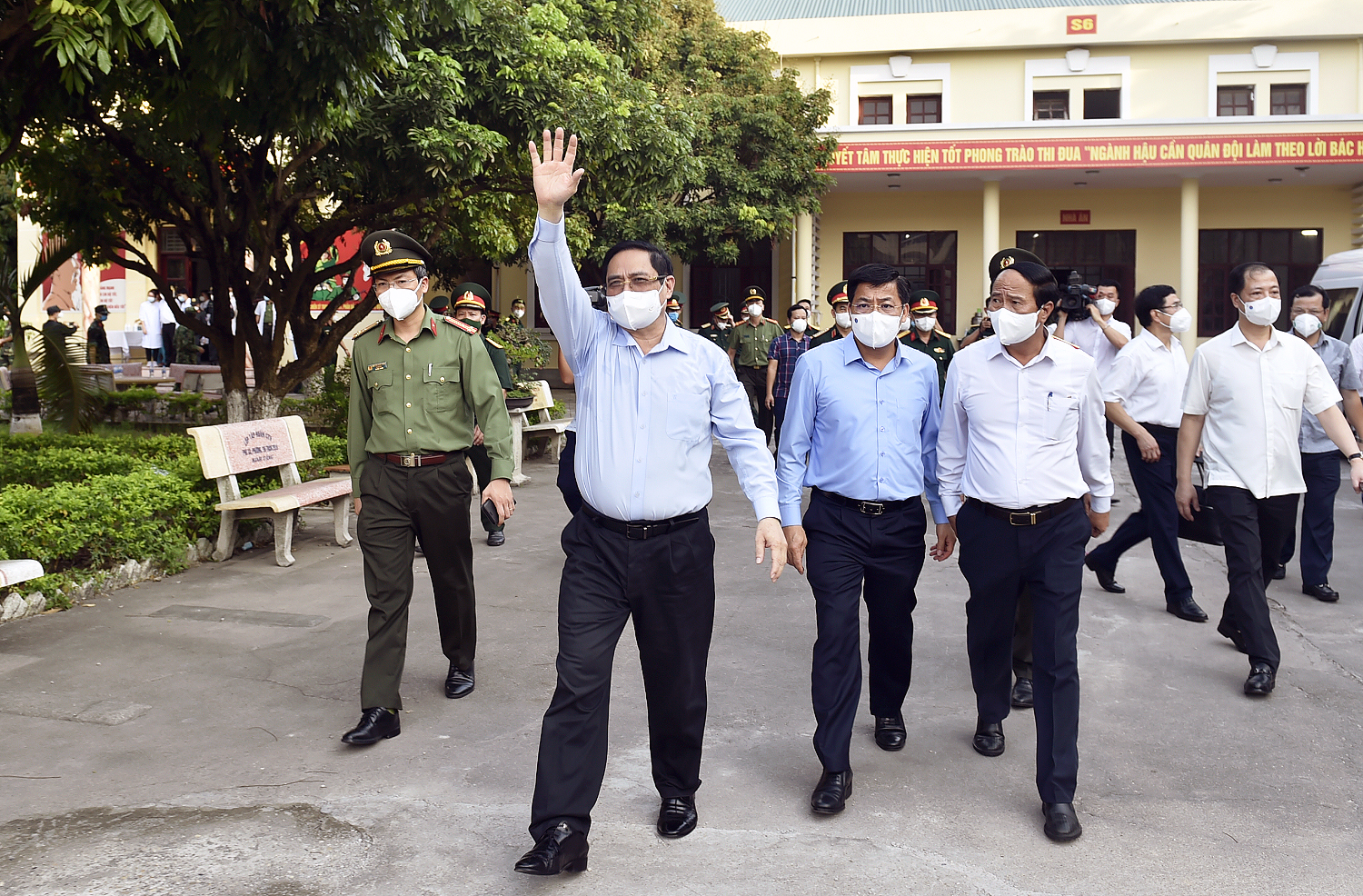 Thủ tướng động viên cán bộ, chiến sĩ và các lực lượng ở tuyến đầu chống dịch.