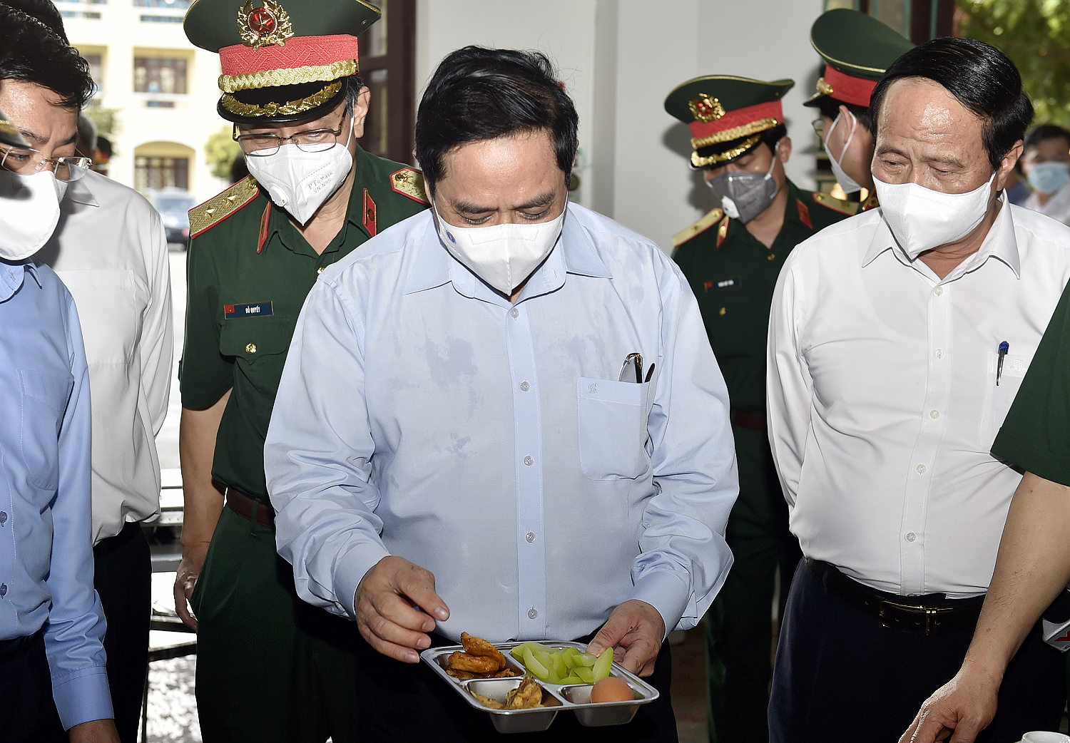 Thủ tướng kiểm tra khu vực bếp ăn, khẩu phần ăn của cán bộ, chiến sĩ và lực lượng làm nhiệm vụ tại đây.