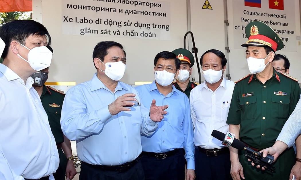 Thủ tướng Phạm Minh Chính thị sát Bệnh viện dã chiến số 2 tại Trung đoàn 831 thuộc Bộ Chỉ huy Quân sự tỉnh Bắc Giang - Ảnh: VGP/Nhật Bắc.